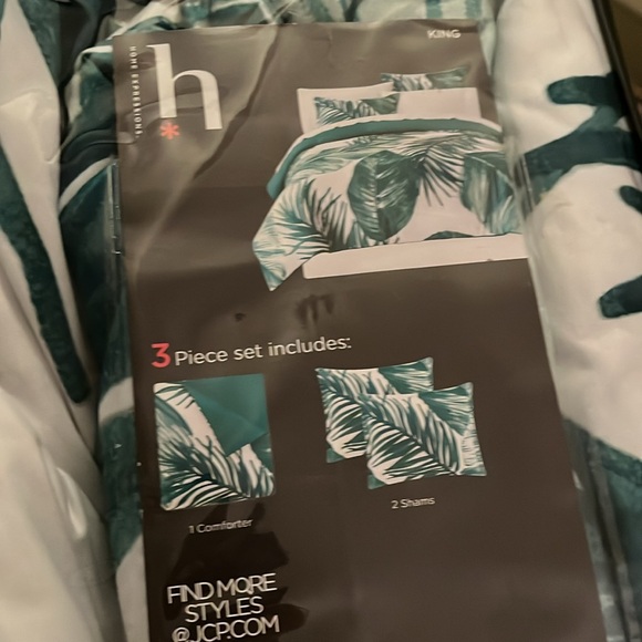 New.  King size reversible comforter set - Picture 4 of 6